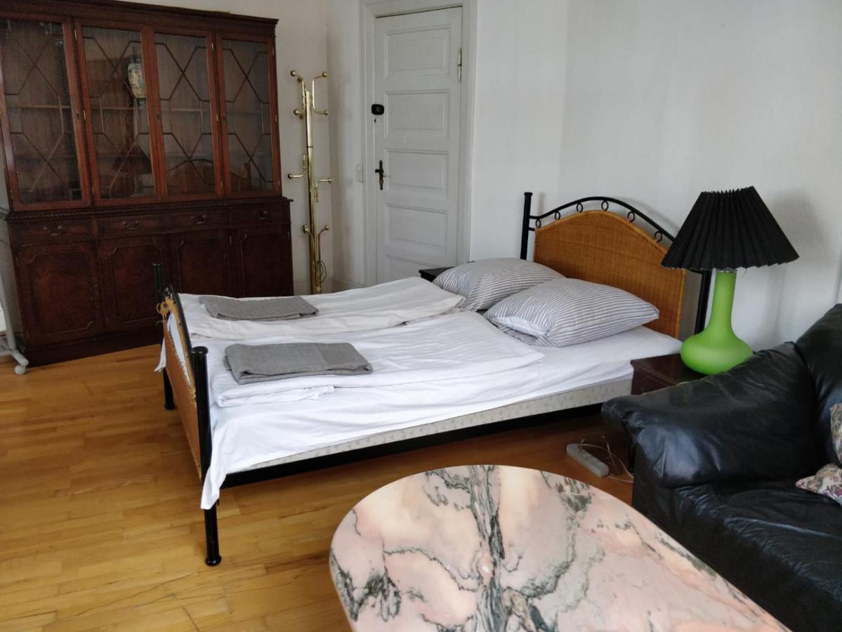 Grande Chambre Double ou Lits Jumeaux avec Salle de Bains Commune